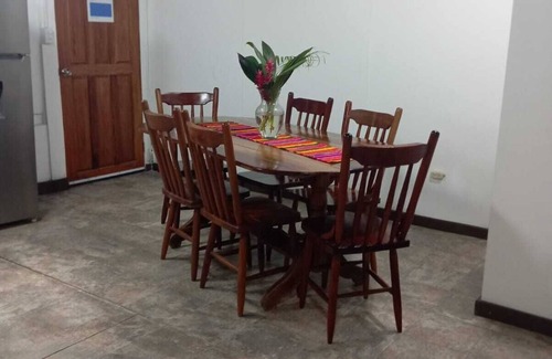 San Ignacio Wohnung | Experience comfort and relaxation in our air-conditioned apartment, featuring two spacious bedrooms, a welcoming living room, a fully equipped private kitchen, and a well-appointed private bathroom. Perfect for families or groups.