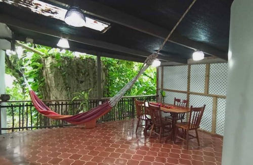 San Ignacio Wohnung | Experience comfort and relaxation in our air-conditioned apartment, featuring two spacious bedrooms, a welcoming living room, a fully equipped private kitchen, and a well-appointed private bathroom. Perfect for families or groups.
