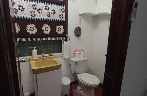 San Ignacio Wohnung | Experience comfort and relaxation in our air-conditioned apartment, featuring two spacious bedrooms, a welcoming living room, a fully equipped private kitchen, and a well-appointed private bathroom. Perfect for families or groups.