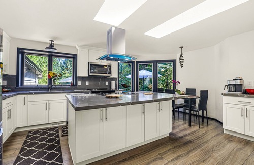 Duvall Haus | Experience Duvall charm near Evergreen State Fairgrounds