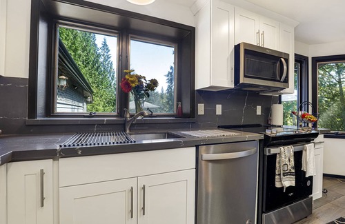 Duvall Haus | Experience Duvall charm near Evergreen State Fairgrounds