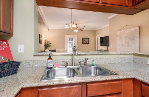 Tuscaloosa Eigentumswohnung | Experience Game Day Bliss at 'Crimson Traditions': Your Cozy 2-Bed Condo near The University of A...