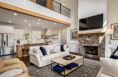 Samantha Haus | Experience Lakeside Bliss: Luxury Main House and Charming Guest House with Breathtaking Lake Views