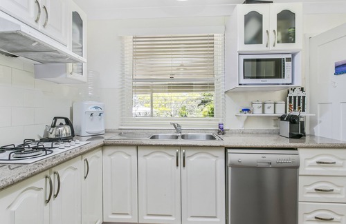 Leura Hütte | Experience Lavender Cottage, charming, cozy hideaway set in pretty bushland.