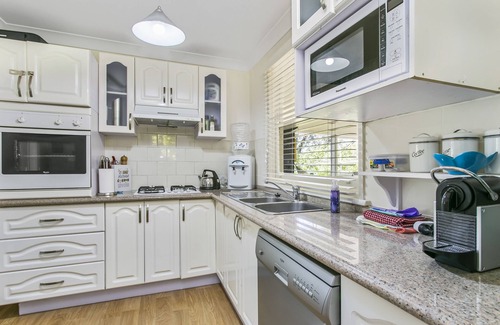 Leura Hütte | Experience Lavender Cottage, charming, cozy hideaway set in pretty bushland.