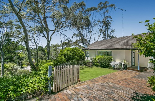 Leura Hütte | Experience Lavender Cottage, charming, cozy hideaway set in pretty bushland.