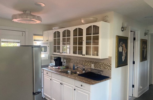 East Massapequa Haus | EIGEN 5 Zimmer / Waschmaschine-Backyard - MINS von Jones Beach, zu Fuß nach NYC