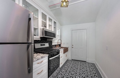 East of Broadway Wohnung | Experience the Historic Armstrong Cottage in the Moonshine Suite