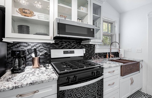 East of Broadway Wohnung | Experience the Historic Armstrong Cottage in the Moonshine Suite