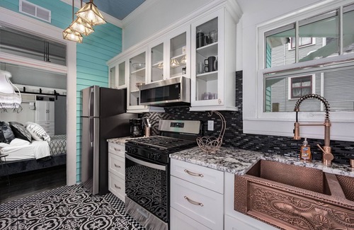 East of Broadway Wohnung | Experience the Historic Armstrong Cottage in the Moonshine Suite