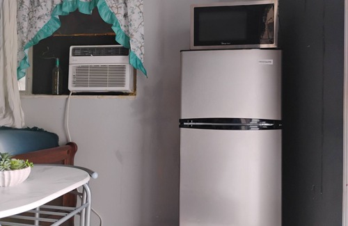 Lauderdale Lakes Haus | Experience the comfort of home wth your own private entrance, bath & kitchenette