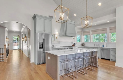 Dadeville Haus | Experience Ultimate Relaxation: Stunning Lakeside Retreat