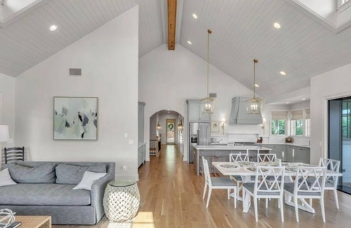 Dadeville Haus | Experience Ultimate Relaxation: Stunning Lakeside Retreat