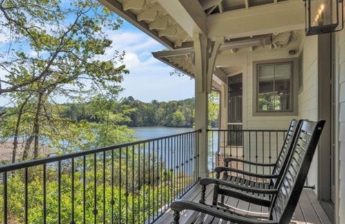 Dadeville Haus | Experience Ultimate Relaxation: Stunning Lakeside Retreat