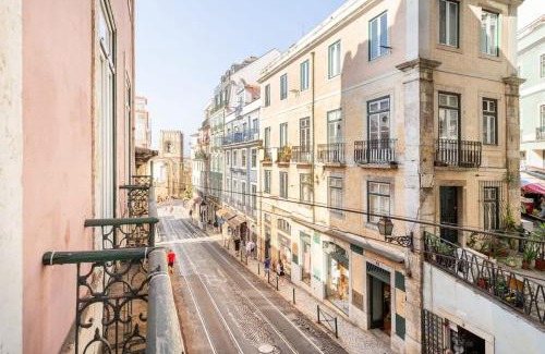 Se Wohnung | Explore Lisbon from an Artistic Alfama Home