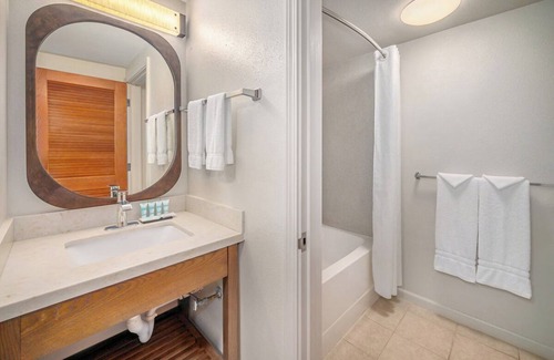 Kahului Hotel | Explore Maui from our Cozy Oceanfront Room | Pets Are Allowed