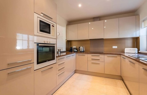 Estombar Haus | Explore More of Estômbar! Comfortable 2BR Aprt w/Kitchen & Patio! 3 Onsite Pools
