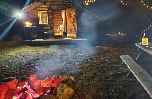 Carthage Kabine | Ziehen Sie den Stecker aus der Steckdose, entspannen Sie sich und entspannen Sie sich im Ridgeview Log Cabin