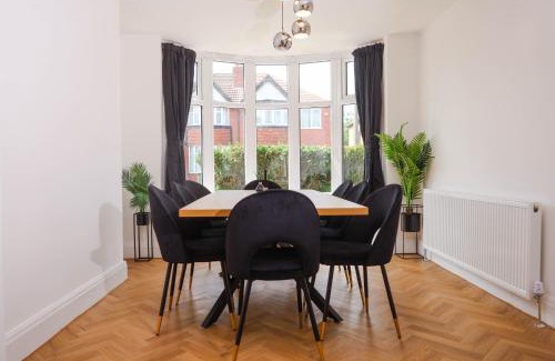 Trafford Haus | Exquisite 3BD Nordic Retreat with Parking