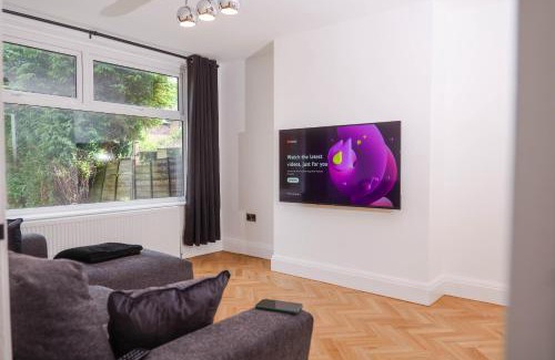 Trafford Haus | Exquisite 3BD Nordic Retreat with Parking