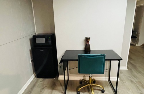 Glenview Haus | Exquisite Getaway Basement Suite in Serene Glenview