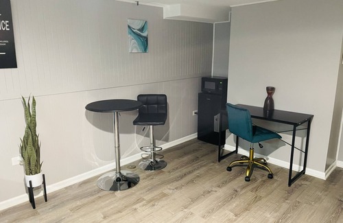 Glenview Haus | Exquisite Getaway Basement Suite in Serene Glenview