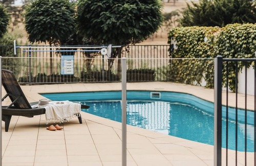 Spring Gully Haus | Exquisite Modern Retreat with Pool & Vineyard Views in Clare Valley