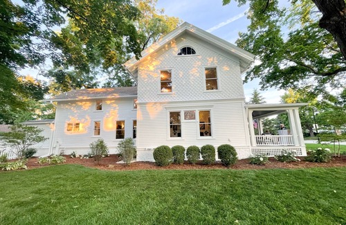 Oconomowoc Haus | Exquisite Newly Renovated Historic Lake Country Home - Maison La Belle