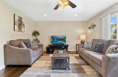 Des Plaines Haus | Extended Stay Des Plaines FHS Rental