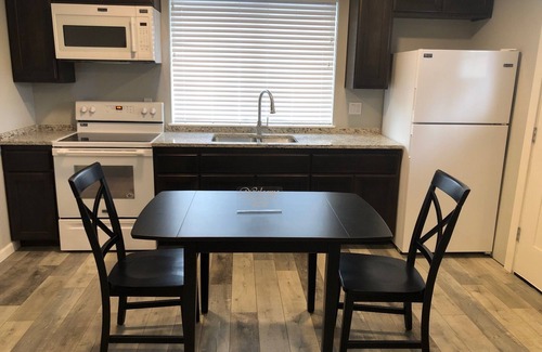 Grants Pass Wohnung | Brandneues kontinentales Frühstück! (Rose Studio B)