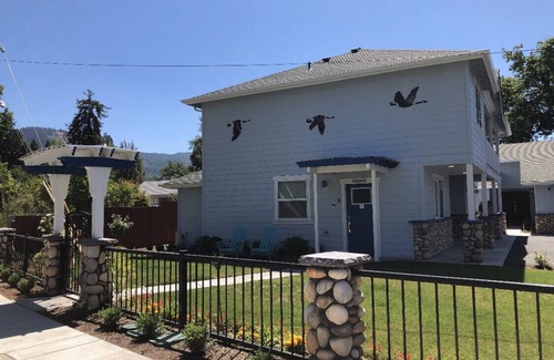 Grants Pass Wohnung | Brandneues kontinentales Frühstück! (Rose Studio B)