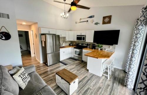 Osage Beach Wohnung | F Lakefront! Remodeled, Sleeps 4, Boat Slip, Patio, WiFi, Cable, Pool