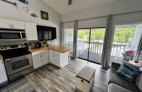 Osage Beach Wohnung | F Lakefront! Remodeled, Sleeps 4, Boat Slip, Patio, WiFi, Cable, Pool
