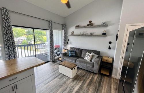 Osage Beach Wohnung | F Lakefront! Remodeled, Sleeps 4, Boat Slip, Patio, WiFi, Cable, Pool