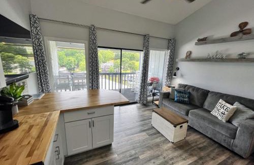 Osage Beach Wohnung | F Lakefront! Remodeled, Sleeps 4, Boat Slip, Patio, WiFi, Cable, Pool