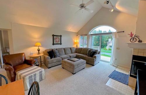 Bretton Woods Haus | F14 Bretton Woods Condo along golf course short walk from Omni Mount Washington Hotel