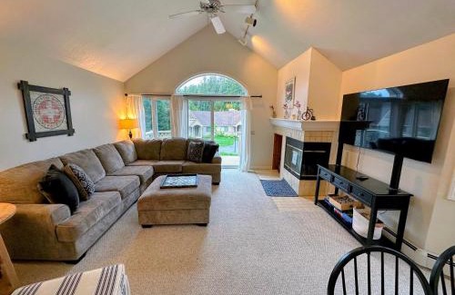 Bretton Woods Haus | F14 Bretton Woods Condo along golf course short walk from Omni Mount Washington Hotel