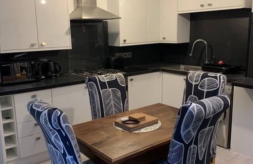 Heath Haus | Fab 5 Bedroom Home in Greater London & office space