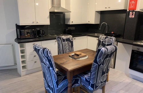 Heath Haus | Fab 5 Bedroom Home in Greater London & office space