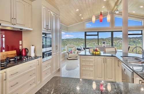 Paihia Haus | FABOULOUSE SEA VIEW 4 BED ROOM HOUSE