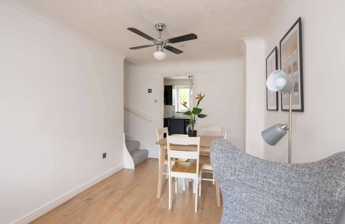 Taunton Haus | Comfortable 2 Bedroom Home with Parking in Taunton