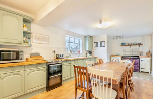 Westbury-on-Severn Hütte | Fabulous grade 11 farm house perfect for larger groups of family or friends with a private hot tub.