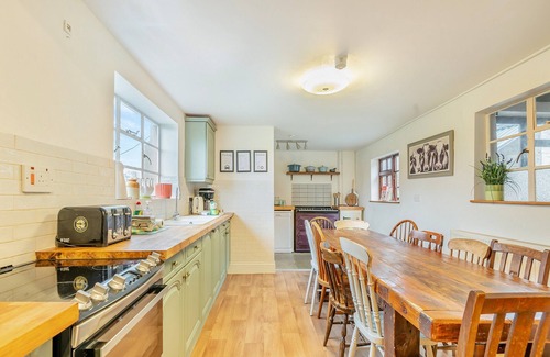 Westbury-on-Severn Hütte | Fabulous grade 11 farm house perfect for larger groups of family or friends with a private hot tub.