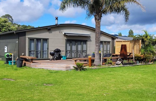 Whangapoua Haus | Fabulous kiwi bach 2min walk from beach