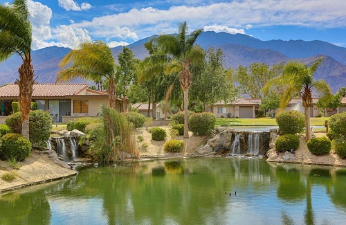 Sunrise Vista Chino Eigentumswohnung | Fabulous Remodel mit kühlem Palm Springs Vibe