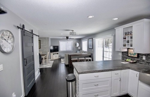 St. Helen Haus | Come Enjoy Lake St. Helen at The Four Season Family Retreat!