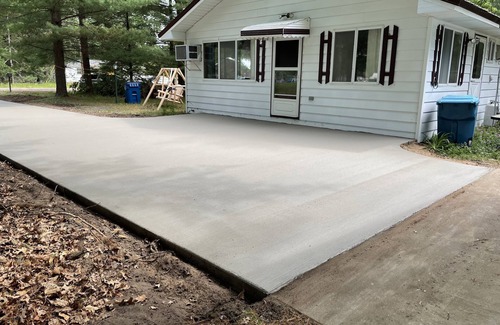 Harrison Hütte | Cozy lake view cottage just steps from the water! No Cleaning Fee Fire pit kayak