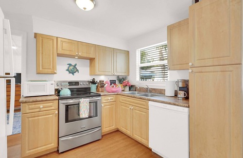 Delray Beach Hütte | Downtown Tropical Oasis- heated Pool/ Private fenced yard.