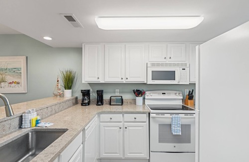 Lower Grand Lagoon Eigentumswohnung | Fall Into Beachfront Bliss – 1BR Condo at Commodore 702 with Gulf Views