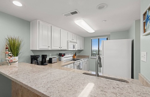 Lower Grand Lagoon Eigentumswohnung | Fall Into Beachfront Bliss – 1BR Condo at Commodore 702 with Gulf Views